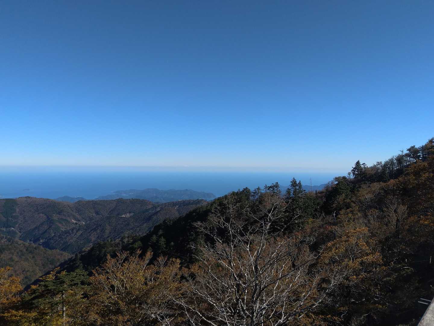 快晴の東大台から見渡した尾鷲方面の海と山並み