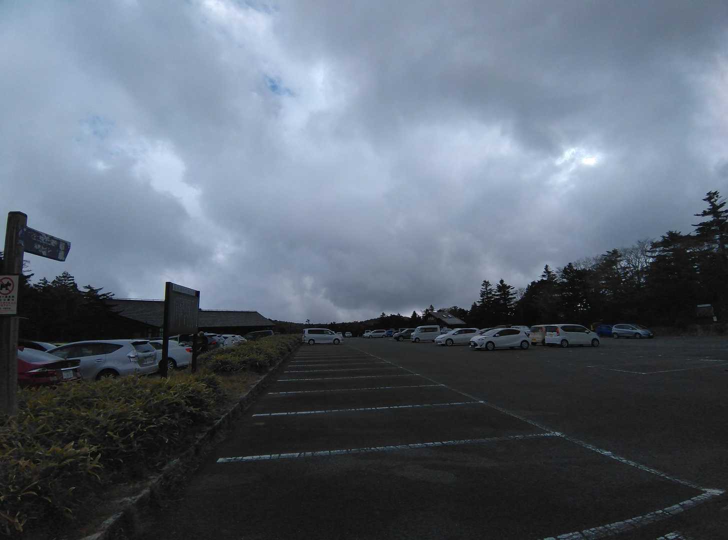 曇り空の下、空いた区画が目立つ大台ヶ原の駐車場